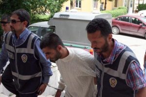 Kuyumcudan bilezik &ccedil;alan hırsız su&ccedil; makinesi &ccedil;ıktı