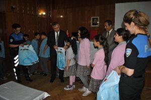 Polisten &ouml;ğrencilere elbise yardımı