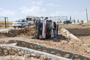 Takla atan ambulanstan burunları kanamadan kurtuldular