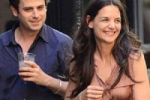 Katie Holmes'in y&uuml;z&uuml;nde g&uuml;ller a&ccedil;ıyor