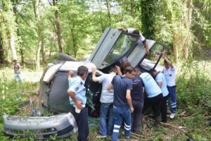 Ara&ccedil;ta sıkışan s&uuml;r&uuml;c&uuml; g&uuml;&ccedil;l&uuml;kle kurtarıldı