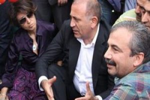 Sırrı S&uuml;reyya'dan G&uuml;rsel Tekin'e istifa &ccedil;ağrısı