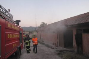 Fabrikanın malzeme deposunda &ccedil;ıkan yangın korkuttu