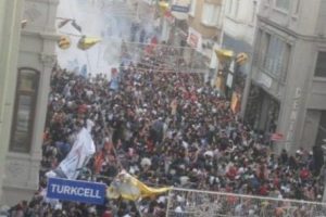 H&uuml;rriyet'in foto muhabiri yaralandı