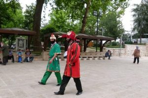 Karag&ouml;z ve Hacıvat Bursa sokaklarında
