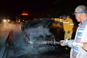 Seyir halinde alev alan ara&ccedil; hurdaya d&ouml;nd&uuml;