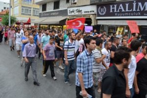 S&ouml;ke'de y&uuml;zlerce insan sokağa d&ouml;k&uuml;ld&uuml;