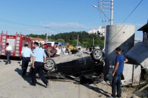 Ref&uuml;je &ccedil;arpan otomobil takla attı