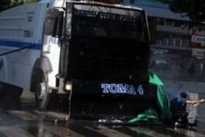 Ankara'da bir gen&ccedil; TOMA'nın altında kaldı