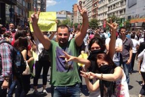 Zafer işareti yapan sanat&ccedil;ı bakın kim &ccedil;ıktı!