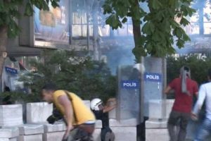 Polisi taşladılar, kalkanlarını gasp ettiler