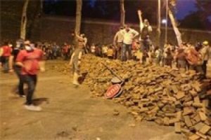 Başbakanlık ofisi &ouml;n&uuml;nde olaylar
