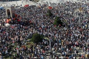Gezi Parkı'nda bekleyiş s&uuml;r&uuml;yor