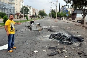 Antalya'da g&ouml;stericiler valilik binasına saldırdı