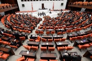 Hakaret eden vekilin maaşı kesilecek