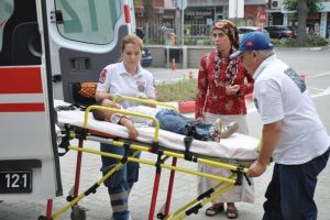 Bah&ccedil;e duvarından d&uuml;şen &ccedil;ocuk yaralandı