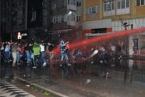 Eskişehir'de g&ouml;stericilere kırmızı boyalı su