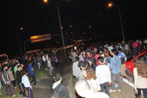 Bursa'da &ouml;ğrenciler İzmir Yolu'nda y&uuml;r&uuml;d&uuml;