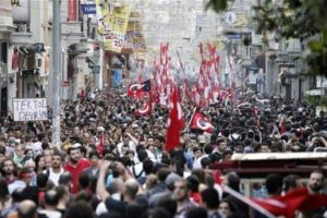 Politik kaos T&uuml;rkiye'yi bozguna iter