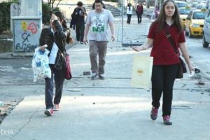 Okula giden &ouml;ğrenciler g&ouml;zyaşları i&ccedil;inde kaldı