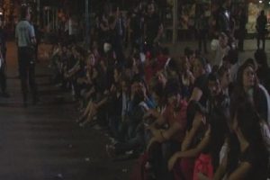 G&ouml;zaltındakiler b&ouml;yle otob&uuml;s beklediler