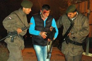 Polisin attığı gaz bombası yarbayı yaraladı