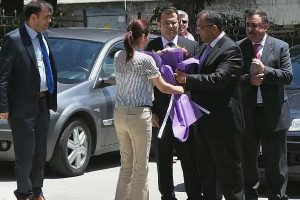 Valiye karşılama kuyruğu