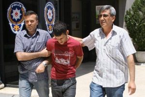 Hırsız polisin sıkı takibinden ka&ccedil;amadı