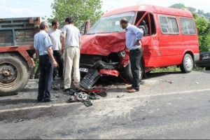 Minib&uuml;sle otomobil &ccedil;arpıştı: 8 yaralı