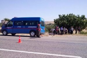Motosiklet devrildi, kasksız s&uuml;r&uuml;c&uuml; yaralandı
