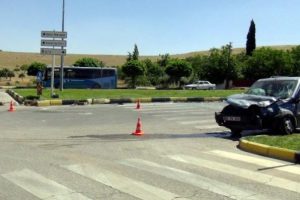Hafif ticari ara&ccedil; &ouml;ğrenci servisine &ccedil;arptı