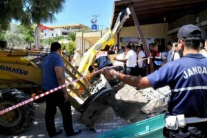 3 yaşındaki &ccedil;ocuk babasının g&ouml;z&uuml; &ouml;n&uuml;nde &ouml;ld&uuml;