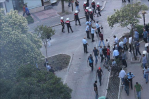 Eli sopalı siviller polisle birlikte saldırdı