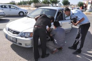 Polis aracı ile otomobil &ccedil;arpıştı