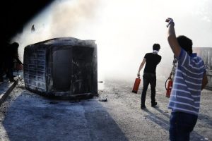 Taksim'de g&ouml;stericiler ara&ccedil; yaktı