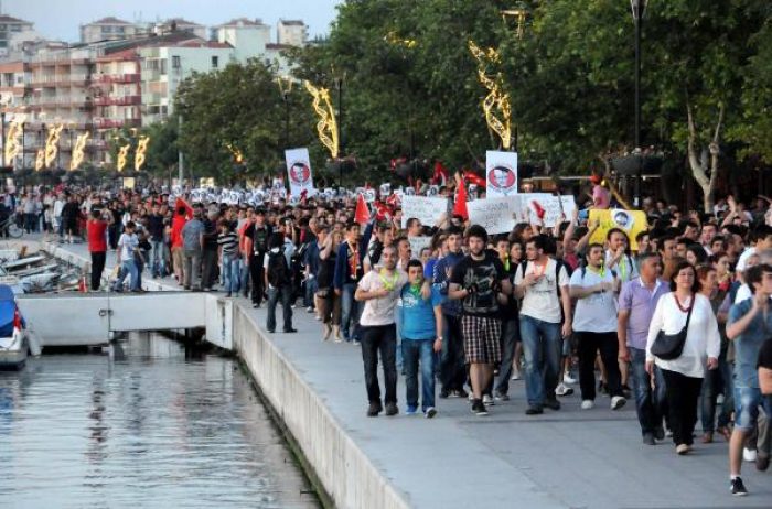 &Ccedil;anakkale 'h&uuml;k&uuml;met istifa' sesleriyle yankılandı