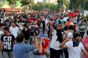 Taş atan g&ouml;stericilere polisten uyarı