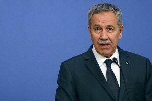 Cumhurbaşkanı G&uuml;l Arın&ccedil;'ı K&ouml;şk'e davet etti