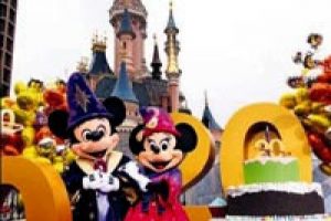 15 milyon euro verdi Disneyland'ı kapattı