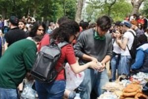 Gezi Parkı'na yiyecek yağıyor