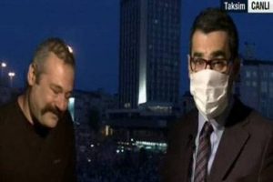 Enver Aysever'in canlı yayınını gaz bastı