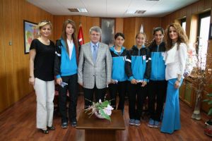 Şampiyon kızlar Atilla G&uuml;lsar'ı ziyeret etti