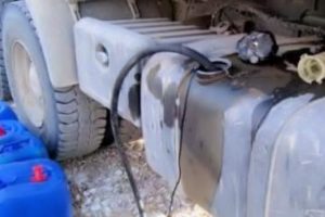 Park halindeki TIR'dan 400 litre mazot &ccedil;aldılar