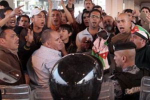 &Uuml;rd&uuml;n'de polise ateş a&ccedil;ıldı: 13 g&ouml;zaltı