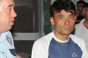 Eşi ve 2 &ccedil;ocuğunu pancar bı&ccedil;ağıyla d&ouml;vd&uuml;