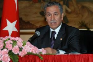 Arın&ccedil; saat 12'de toplantı d&uuml;zenleyecek