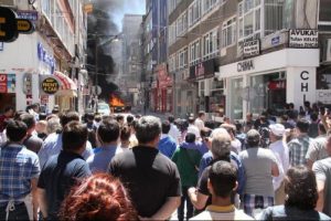 Otomobil yandı vatandaş izledi