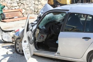 Polisten ka&ccedil;arken TIR'ın altına girdi