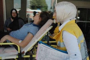 Yedikleri tarihi ge&ccedil;miş bisk&uuml;viden zehirlendiler
