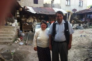 3 g&uuml;n yaprak yiyerek yaşama tutundu